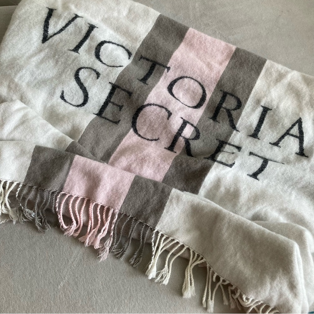 VS fleece blanket